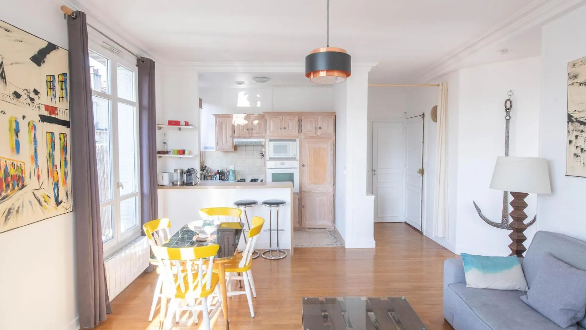 Cosy And Very Nice Flat With Open View On A Parc Párizs