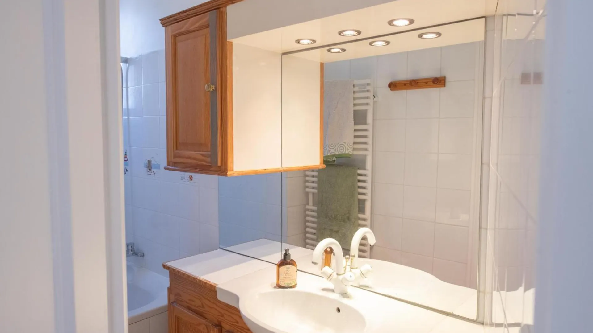 Cosy And Very Nice Flat With Open View On A Parc Paris Apartment